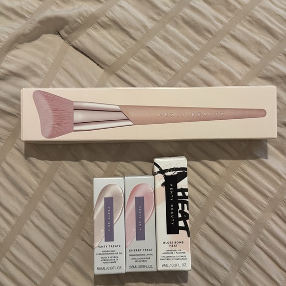 Fenty Beauty Makeup Set with Pink Brush - Picture 1 of 3